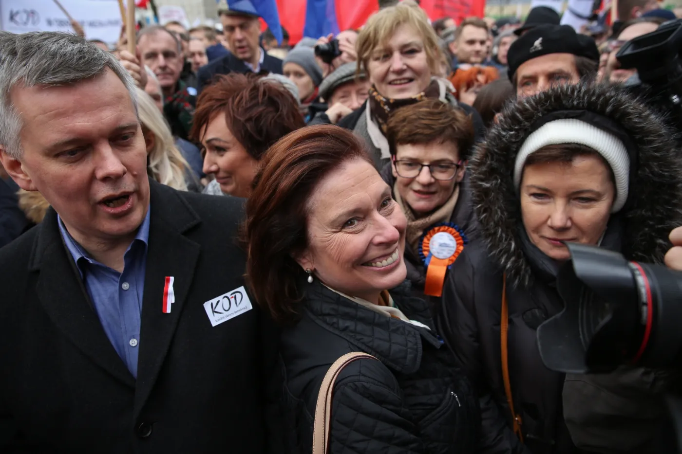 2402437-manifestacja-kod-w-warszawie.jpg