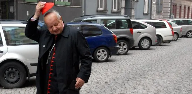 Kardynał Stanislaw Dziwisz w Krakowie po wyjściu z lokalu wyborczego, gdzie oddał swój głos w wyborach parlamentarnych. Fotografia Marka Lasyka otrzymała trzecie miejsce za zdjęcie pojedyncze w kategorii "Społeczeństwo" ósmej edycji konkursu fotografii prasowej BZ WBK Press Foto 2012.