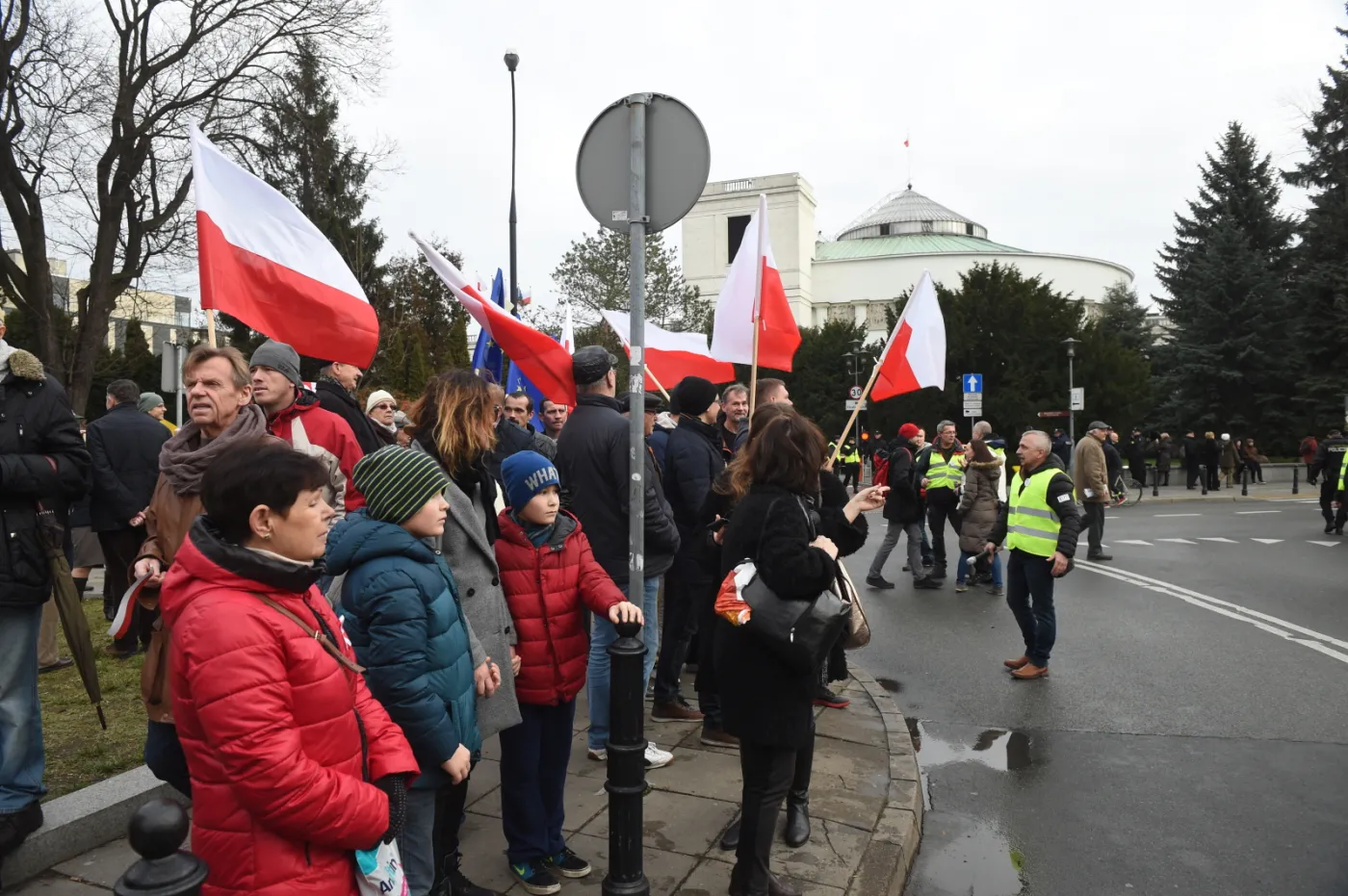 Pikiety KOD w całym kraju: "Obronimy demokrację"