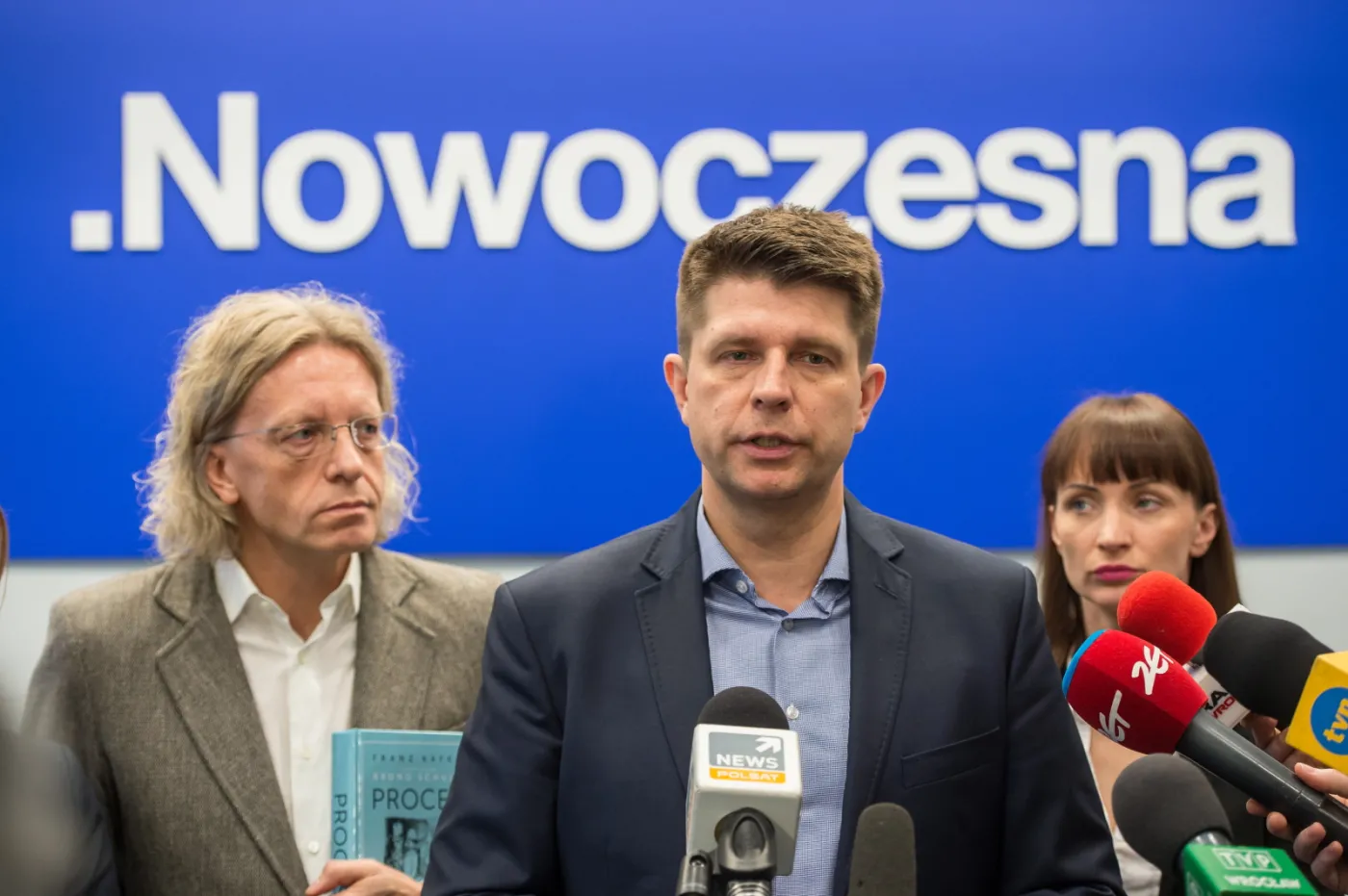  Posłowie Nowoczesnej: Ryszard Petru (C), Krzysztof Mieszkowski (L) oraz Joanna Augustynowska (P) podczas konferencji prasowej we Wrocławiu