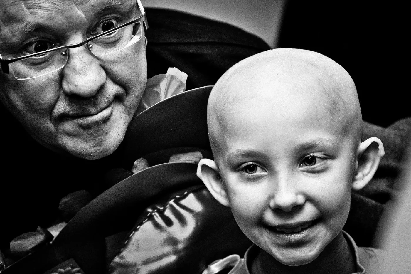 Jerzy Owsiak przekazał Górnośląskiemu Centrum Zdrowia Dziecka w Katowicach sprzęt do neuronawigacji. Aparatura została zakupiona z pieniędzy zebranych podczas finału Wielkiej Orkiestry Świątecznej Pomocy w 2010 roku. Fotografia Magdaleny Jodłowskiej otrzymała trzecie miejsce za zdjęcie pojedyncze w kategorii "Portret" ósmej edycji konkursu fotografii prasowej BZ WBK Press Foto 2012.