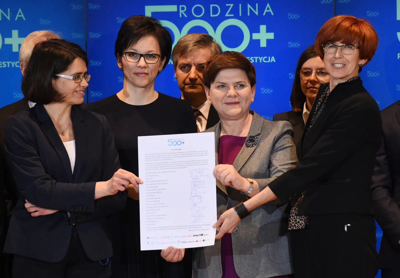 Szydło: 18 banków dołączyło do programu "Rodzina 500 plus"