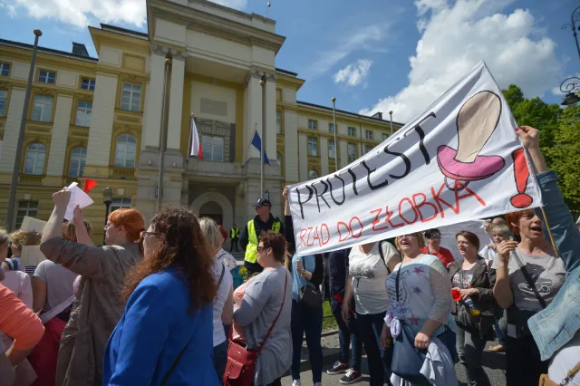 "Nie ma naszej zgody, żeby poprawiać rządowe statystyki". Pracownicy żłobków z całej Polski protestują w Warszawie