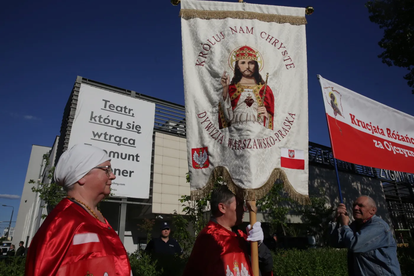 Warszawa: Demonstracje przed Teatrem Powszechnym w związku ze spektaklem 'Klątwa"