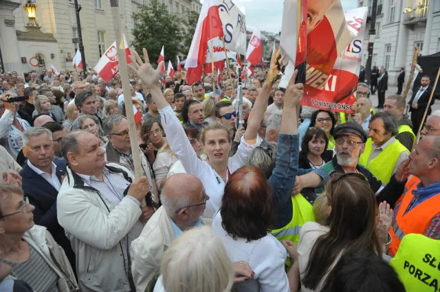 Ewa Siedlecka i Władysław Frasyniuk ściągnięci siłą z kontrmanifestacji smoleńskiej