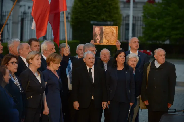 Kaczyński podczas miesięcznicy: Ekshumacje pokazały bezmiar barbarzyństwa rosyjskiego i ówczesnych polskich władz