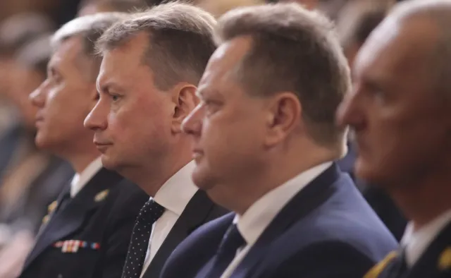 Błaszczak: Raniony w pościgu policjant wykazał się ofiarnością i odwagą