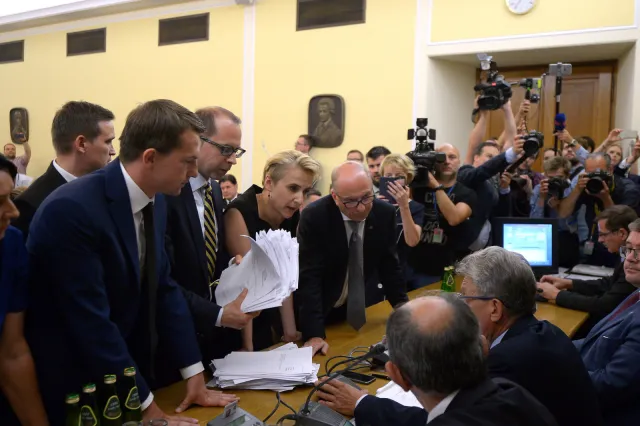 Burzliwe obrady komisji ws. SN: Ponad 1000 poprawek opozycji odrzuconych. Przewodniczącemu wyrwano mikrofon