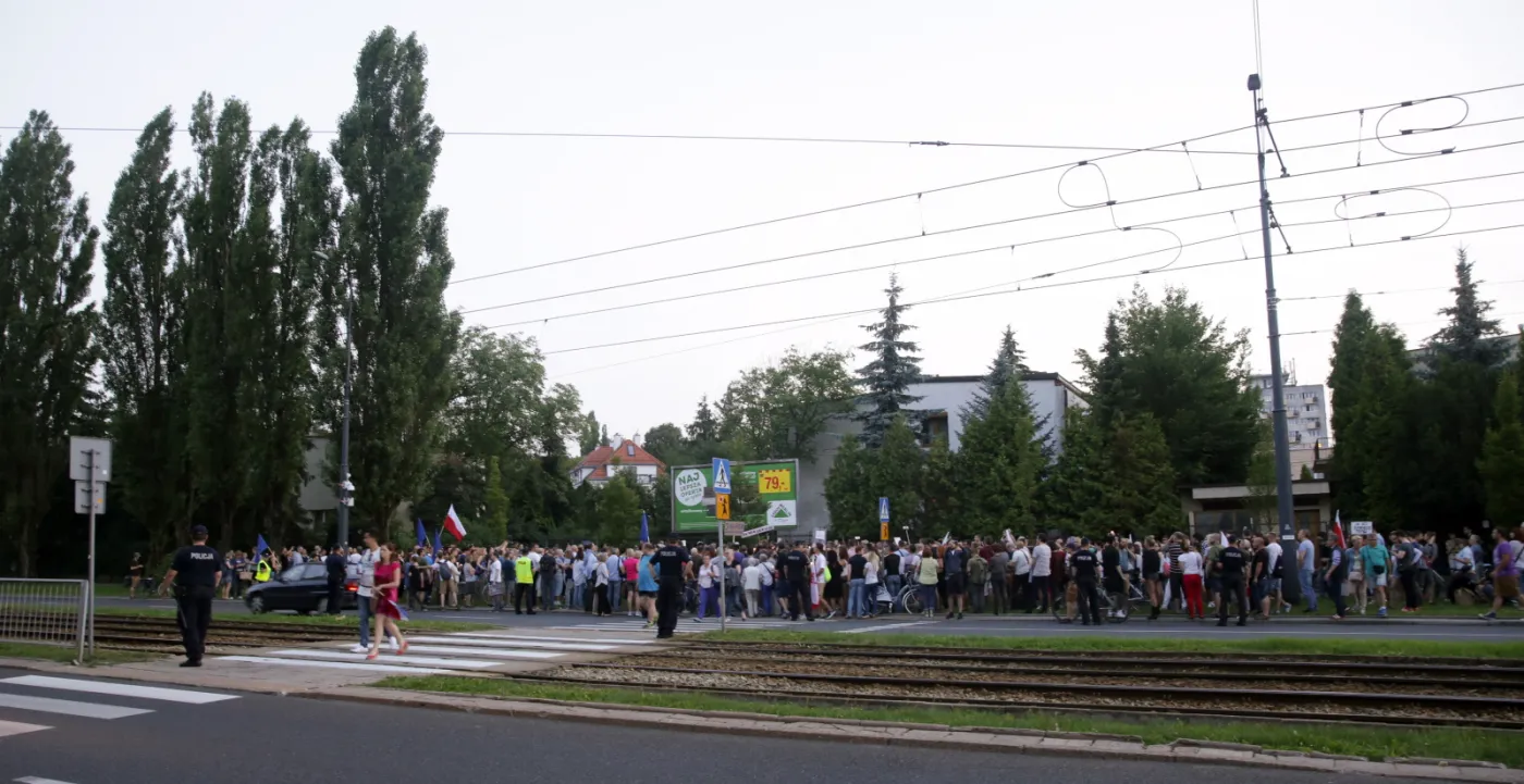 3031246-protest-pod-domem-prezesa-pis.jpg