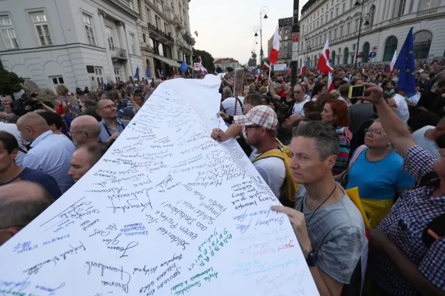 Waszczykowski o protestach ws. sądów: To kolejna próba obalenia władz