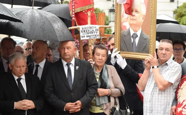 Miesięcznica smoleńska. Prezes PiS: To nie my chcemy dzielić Polaków