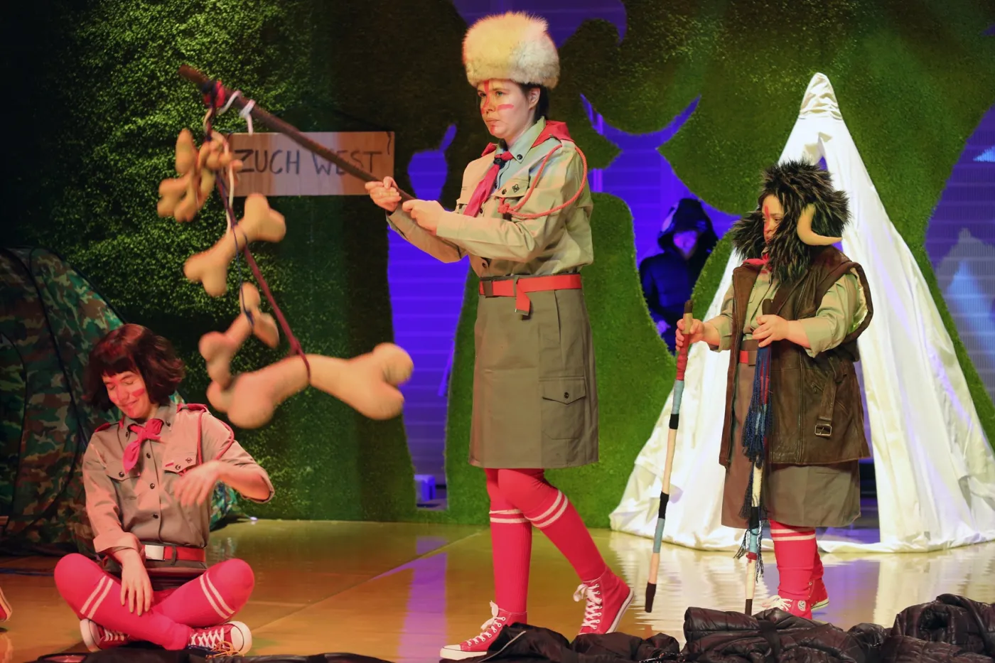 3100179-indianie-w-warszawskim-nowym.jpg