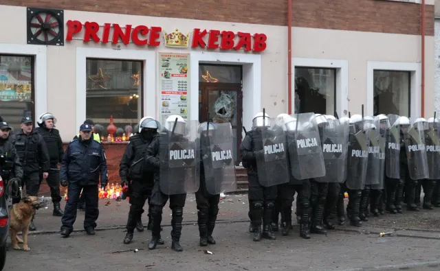 Policja: Chcieliśmy pokojowo zabezpieczyć manifestację w Ełku. Chuligani wykorzystali tragedię