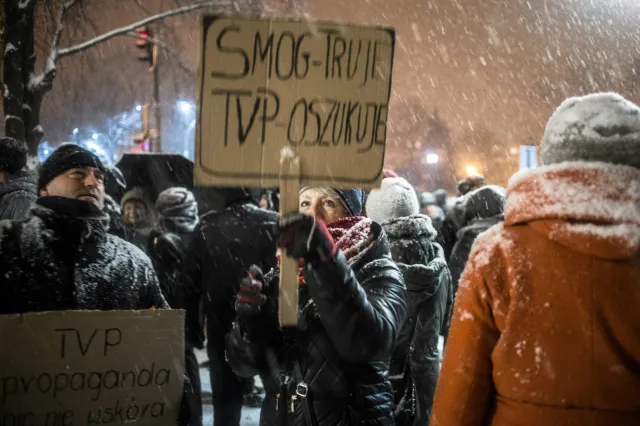 „Wiadomości” Kurskiego jak „Dziennik Telewizyjny". Mieszkańcy Świdnika znowu wyprowadzili telewizory na spacer