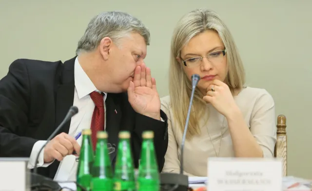 "Niech pan się zachowuje z klasą". "Jest pan żałosny". Dyskusja członków komisji ws. Amber Gold