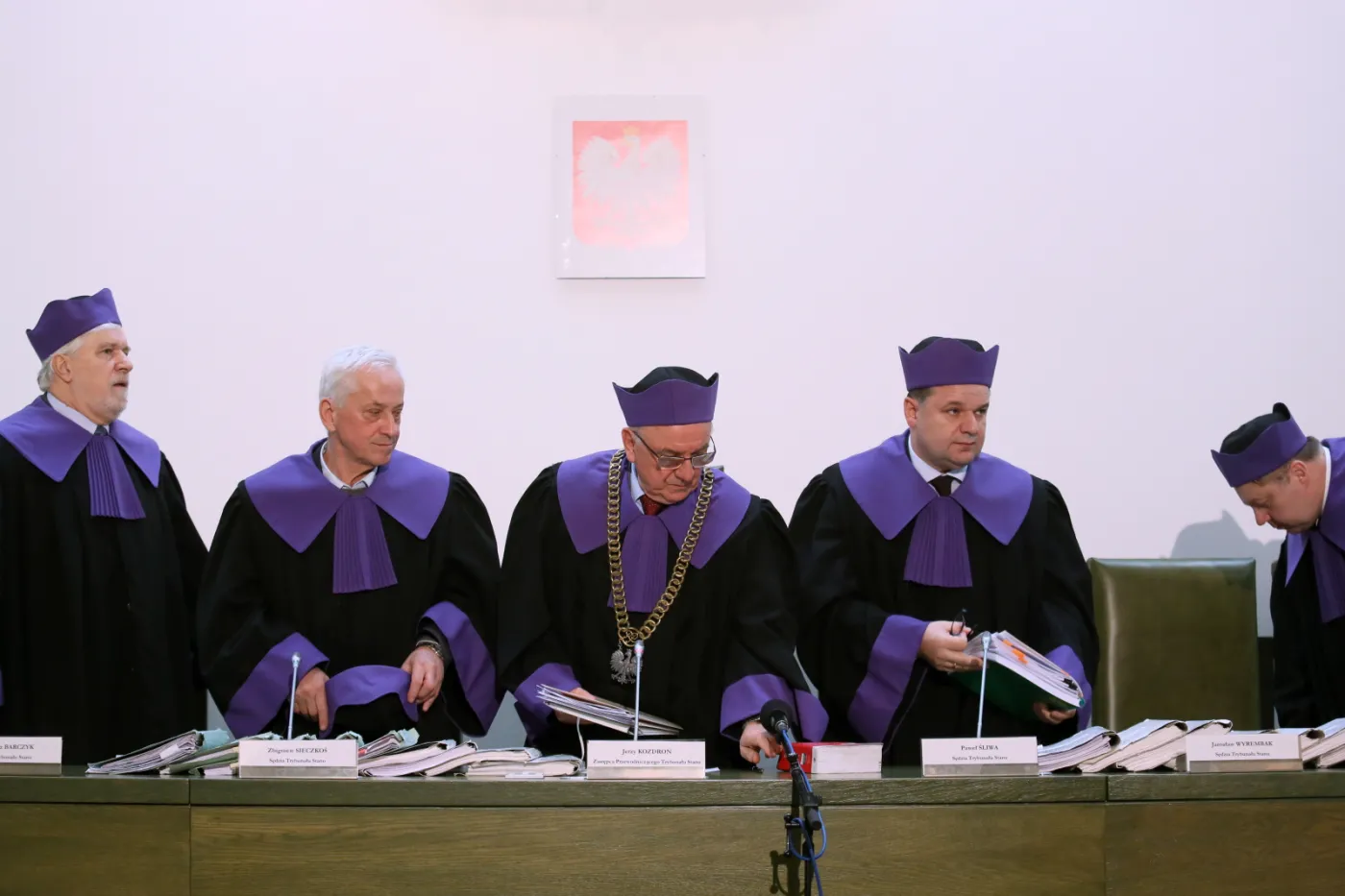 Sędziowe TS  Kazimierz Barczyk, Zbigniew Sieczkoś, zastępca przewodniczącego Jerzy Kozdroń, Paweł Śliwa oraz Jarosław Wyrembak przed posiedzeniem, 31 bm. w Sądzie Najwyższym w Warszawie