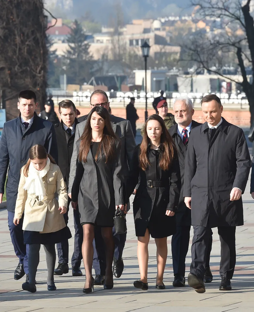 Prezydent Andrzej Duda (P) oraz Marta Kaczyńska (2L) z córkami Ewą (2P) i Martyną (L) w drodze do Krypty pod Wieżą Srebrnych Dzwonów na Wawelu gdzie spoczywają Maria i Lech Kaczyńscy