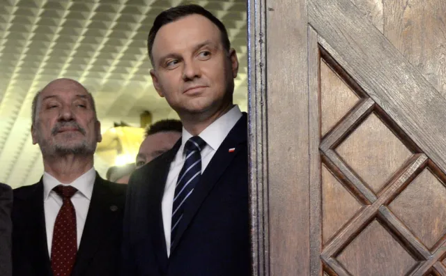 Macierewicz musi odejść. Wyborcy PiS też chcą zmian [SONDAŻ DGP]