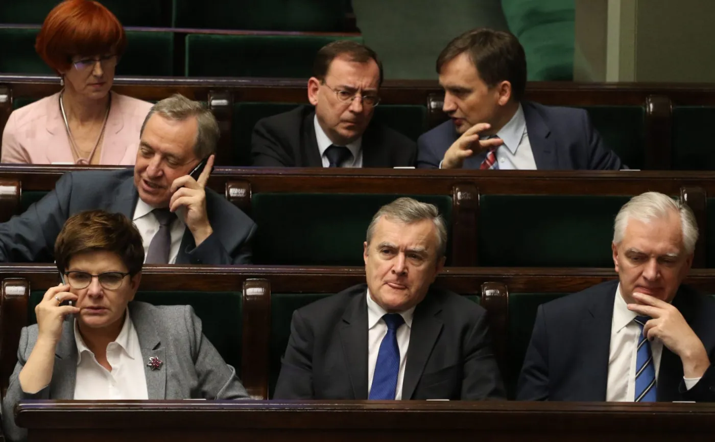 PiS zaczyna ostentacyjnie korzystać z przywilejów władzy. To początek końca?