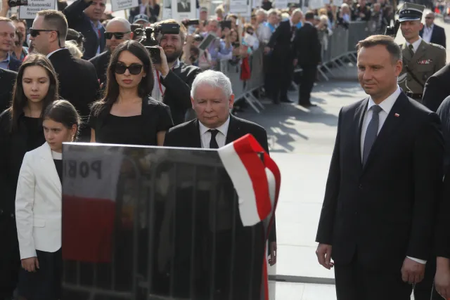 W Warszawie odsłonięto kamień w miejscu, gdzie powstanie pomnik prezydenta Lecha Kaczyńskiego