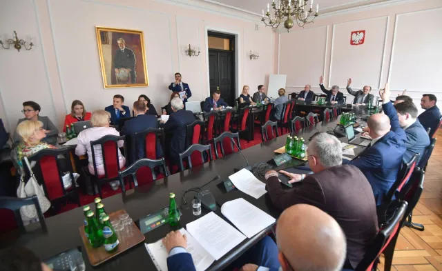 Sejm: Projekt ws. publikacji trzech "rozstrzygnięć" TK - wraca do komisji