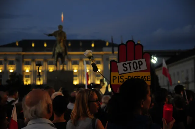 "Wracamy do systemu pozorów - atrapa Sejmu, atrapa sądu". Nie ustają protesty w obronie sądownictwa