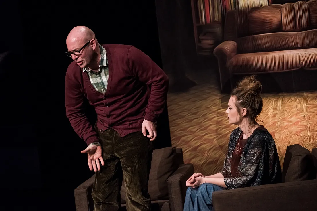 3669346-ludzie-inteligentni-w-teatrze.jpg