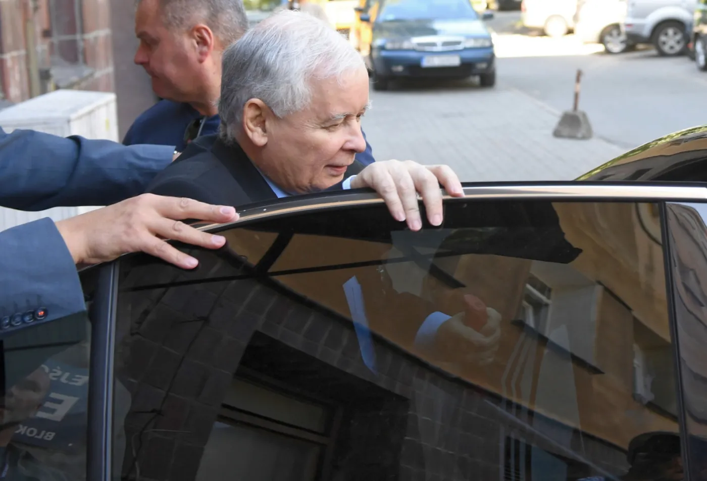 Prezes PiS Jarosław Kaczyński opuszcza Wojskowy Instytut Medyczny