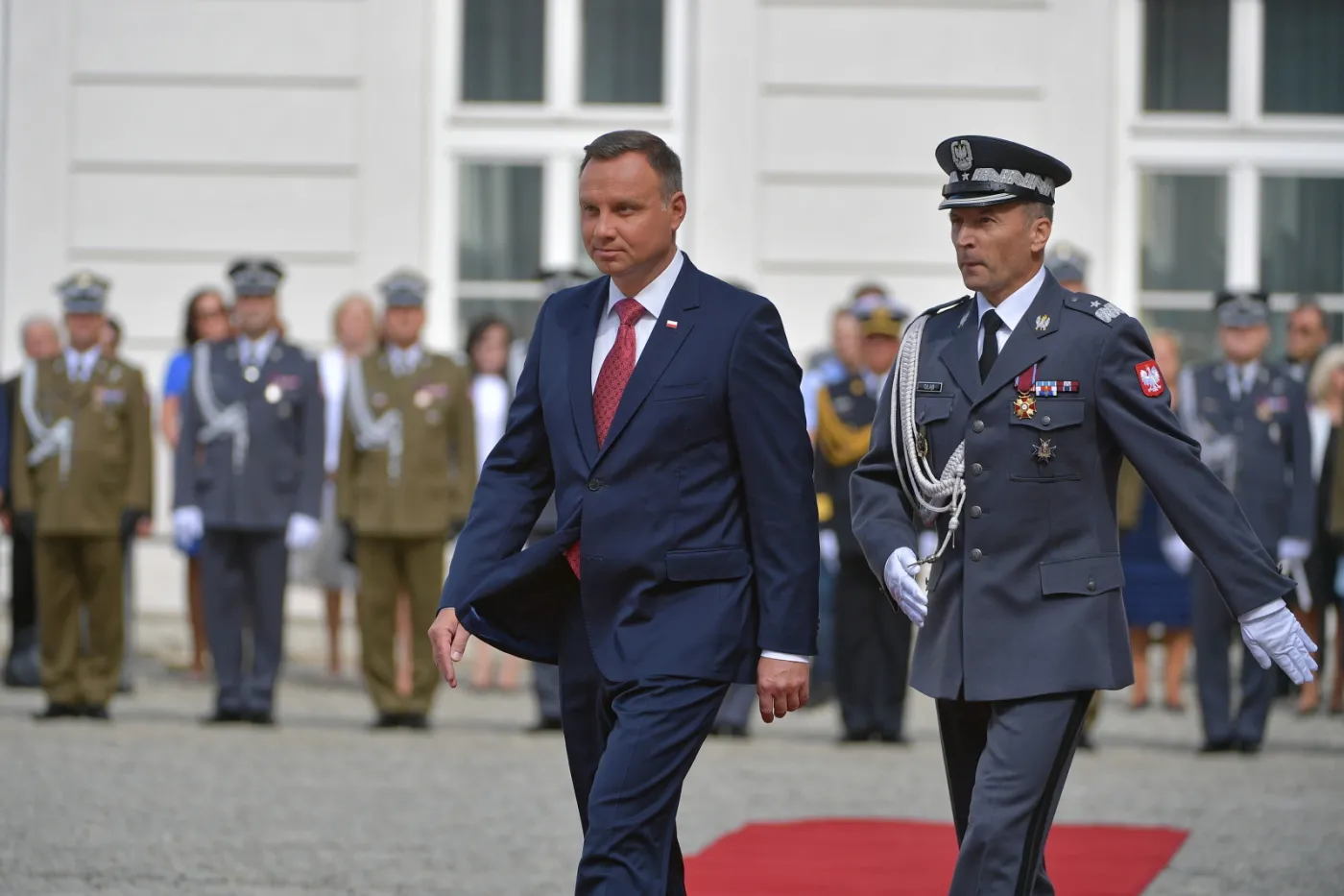 Prezydent wręczył nominacje generalskie. Generał Rajmund Andrzejczak naczelnym dowódcą na czas wojny