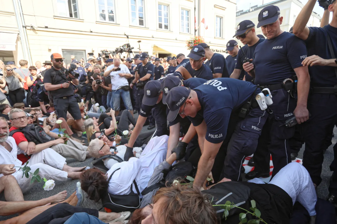 3535174-policja-usunela-obywateli-rp.jpg