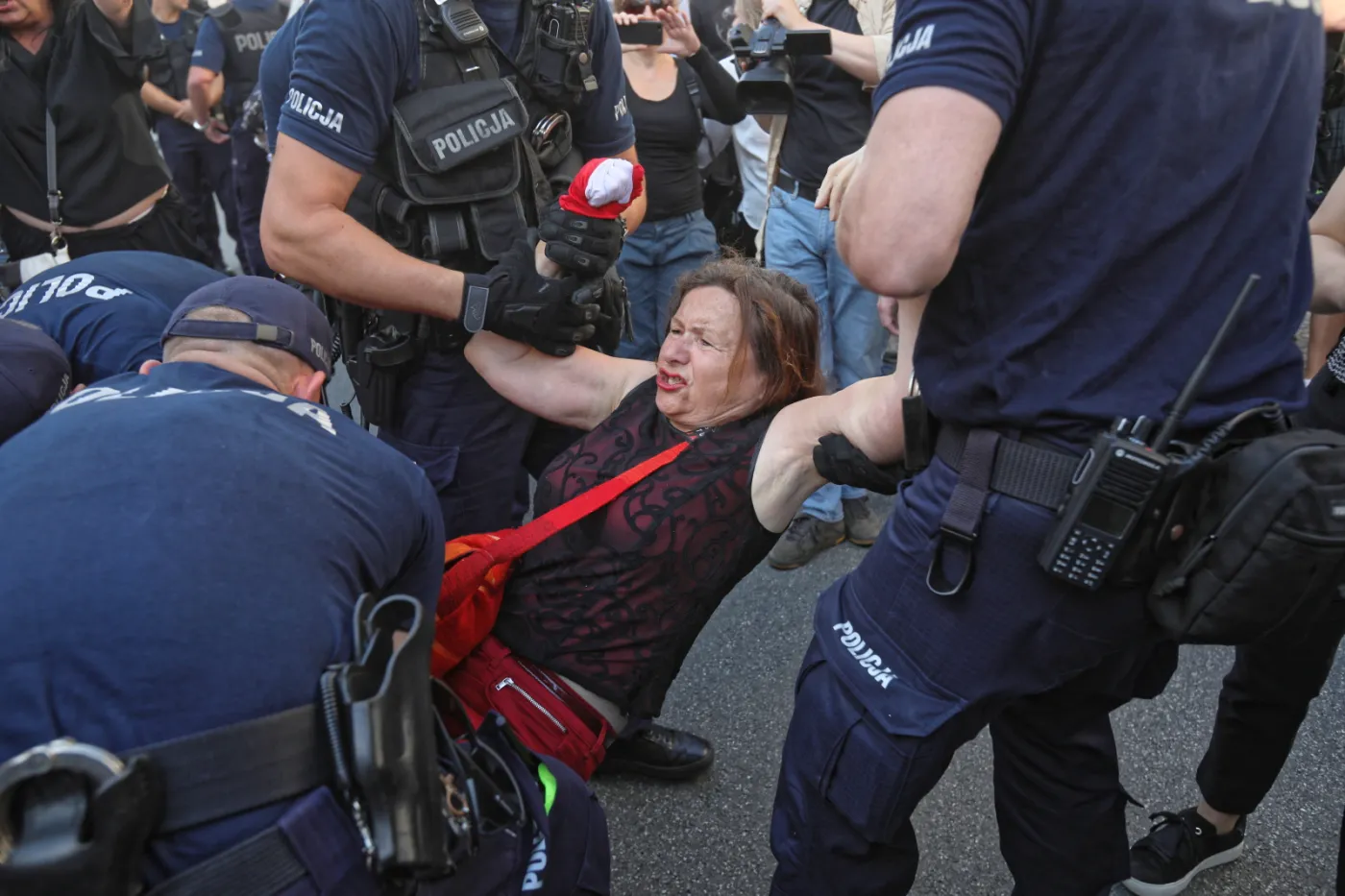Policja usunęła Obywateli RP z trasy marszu narodowców: "Faszyści precz z naszych ulic", "Nacjonalizm to nie patriotyzm"