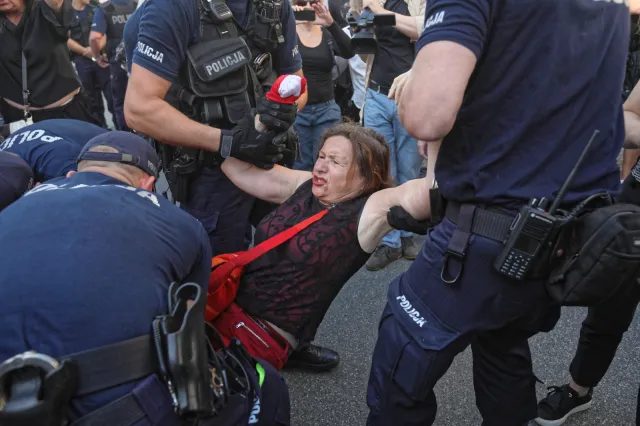 Policja usunęła Obywateli RP z trasy marszu narodowców: "Faszyści precz z naszych ulic", "Nacjonalizm to nie patriotyzm"