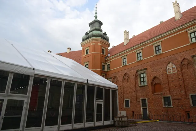 Milion złotych za wynajęcie namiotu. Opozycja chce rozliczenia kosztów zgromadzenia