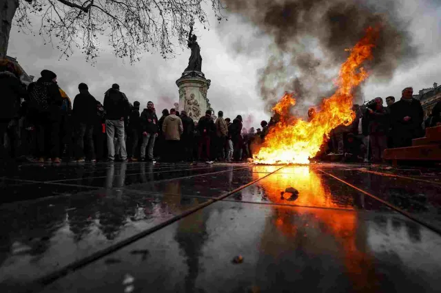 Francja: 135 osób rannych i 1000 zatrzymanych podczas protestów "żółtych kamizelek"