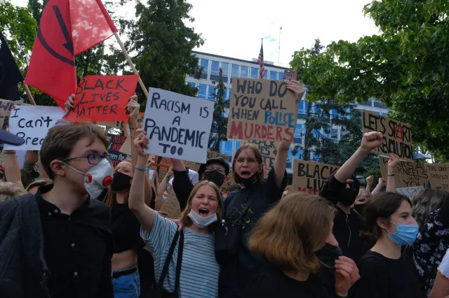 Warszawa: Protest przed ambasadą USA w związku ze śmiercią George'a Floyda