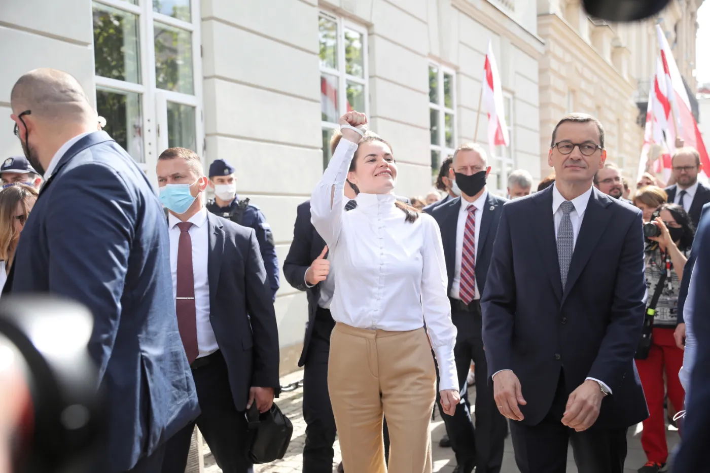 Premier Mateusz Morawiecki (P) i liderka białoruskiej opozycji Swiatłana Cichanouska (2L) podczas spaceru po Krakowskim Przedmieściu po spotkaniu ze studentami na Uniwersytecie Warszawskim