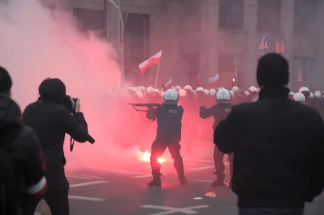 Marsz Niepodległości: Podpalone mieszkanie, zdewastowany sklep, w stronę policjantów poleciały kamienie