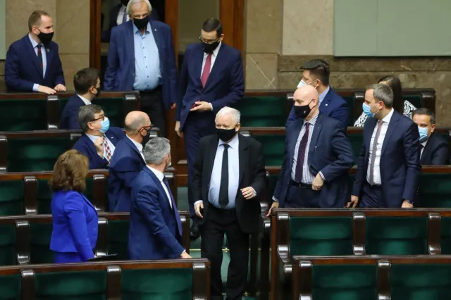 Rząd bez PiS? Centrolew staje się faktem. Wybory ryzykiem [SONDAŻ DGP i RMF]