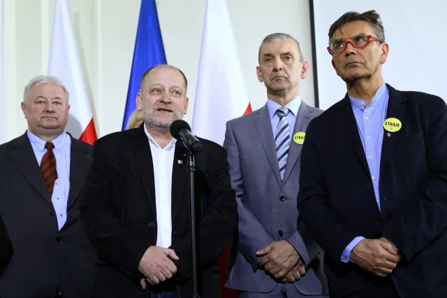 ZNP i FZZ: Rządowa oferta jest konfrontacyjna. Nie mamy podstaw do odwołania strajku