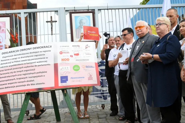 Deklaracja Obrony Demokracji: Podpisali się pod nią m.in. Wałęsa, Krzywonos-Strycharska, Lis