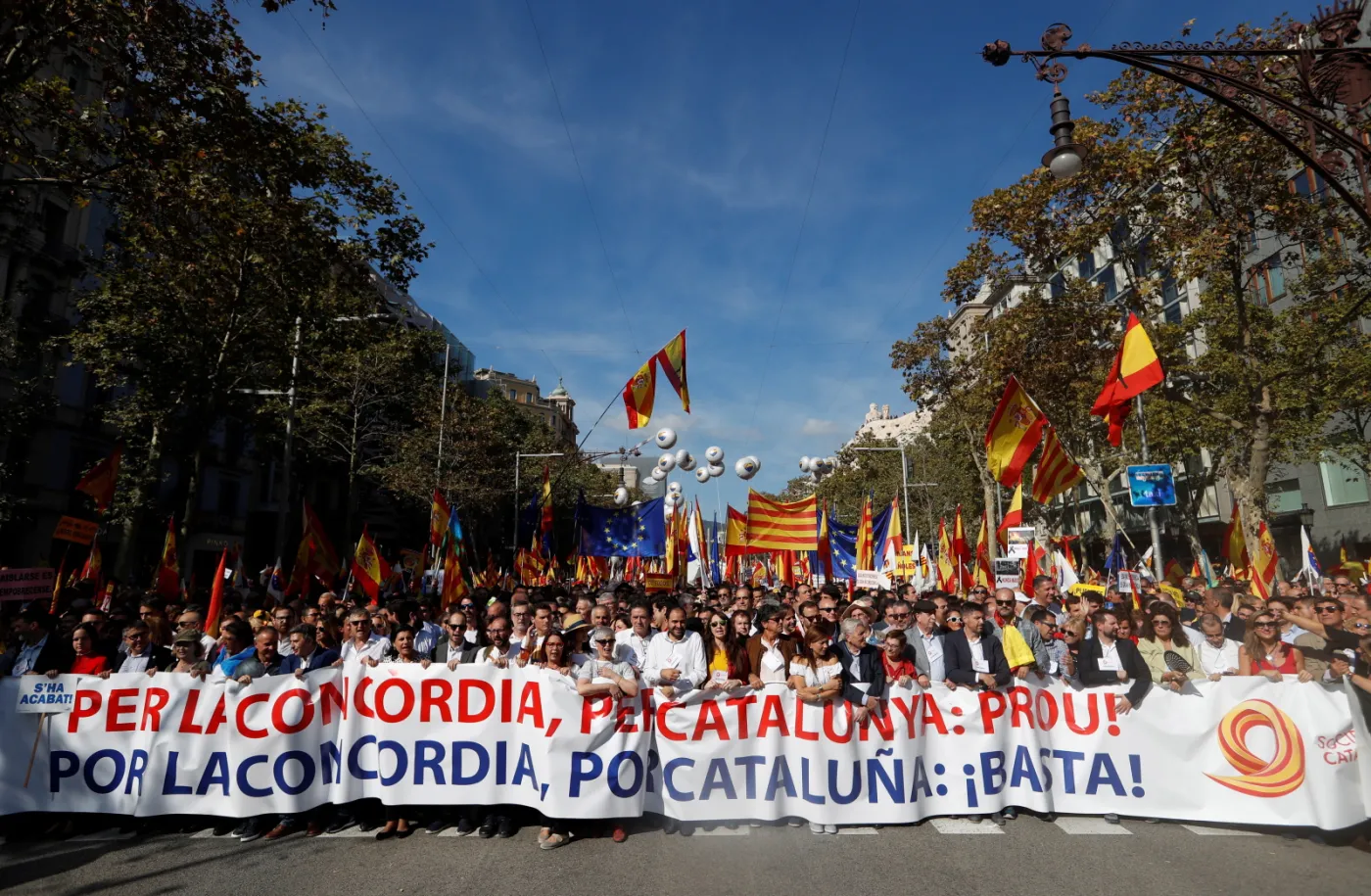 W Barcelonie wielotysięczna manifestacja zwolenników jedności Hiszpanii