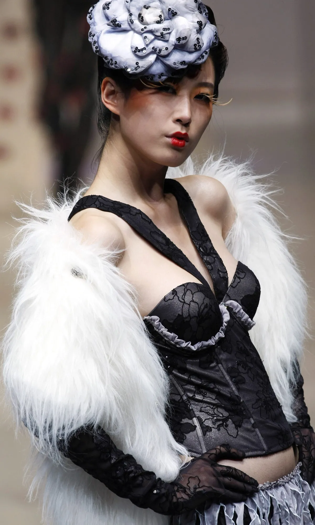 a_model_presents_a_c_22597a_20720.jpg