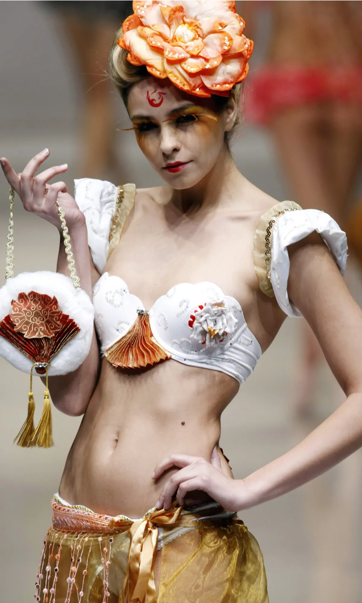 a_model_presents_a_c_22598a_20742.jpg