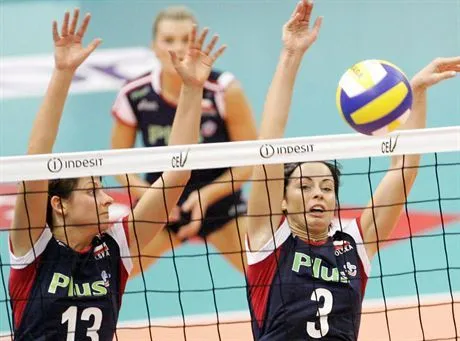 Hasselt, Belgia, 22.09.2007. Podwójny blok Polek Milerna Rosner L i Eleonora Dziękiewicz P w meczu z Czechami na mistrzostwach Europy siatkarek w w Hasselt, 22 bm. Z tyłu, przyczajona Małgorzata Glinka.  dw PAPEPAJOHN THYS BELGIUM OUT