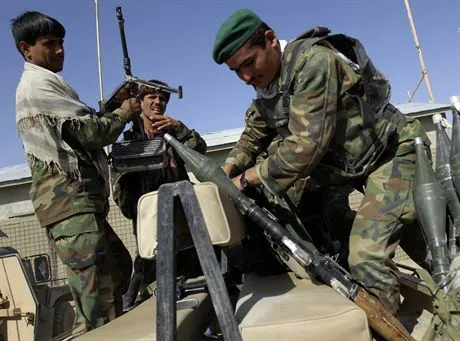03.10.2007 Sharana Afganistan Zolnierze afganskiej armii przygotowywuja sie do wyjazdu na patrol fot. Pawel Ulatowski