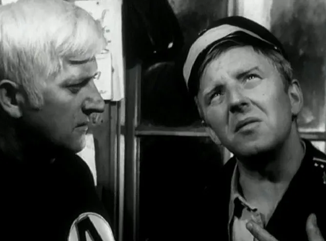 Józef Nowak jako As i Jerzy Turek jako dróżnik w "Hydrozagadce" (1970)