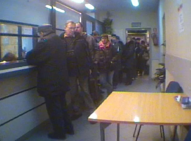Gdy urzędniczki robiły zakupy, tłum ludzi tłoczył się w kolejce