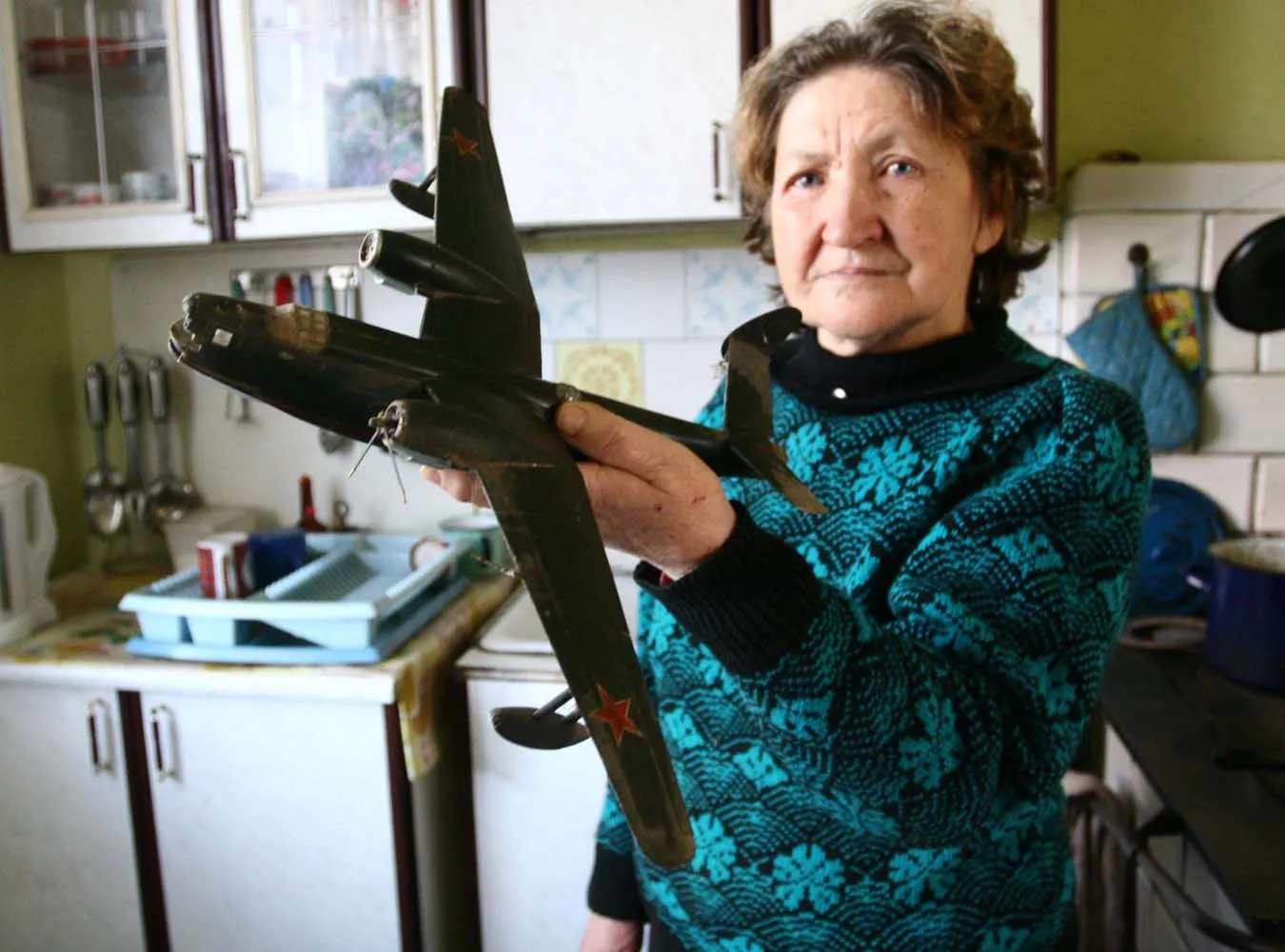 Matka Roberta pokazuje samolot, który pilot skleił w dzieciństwie