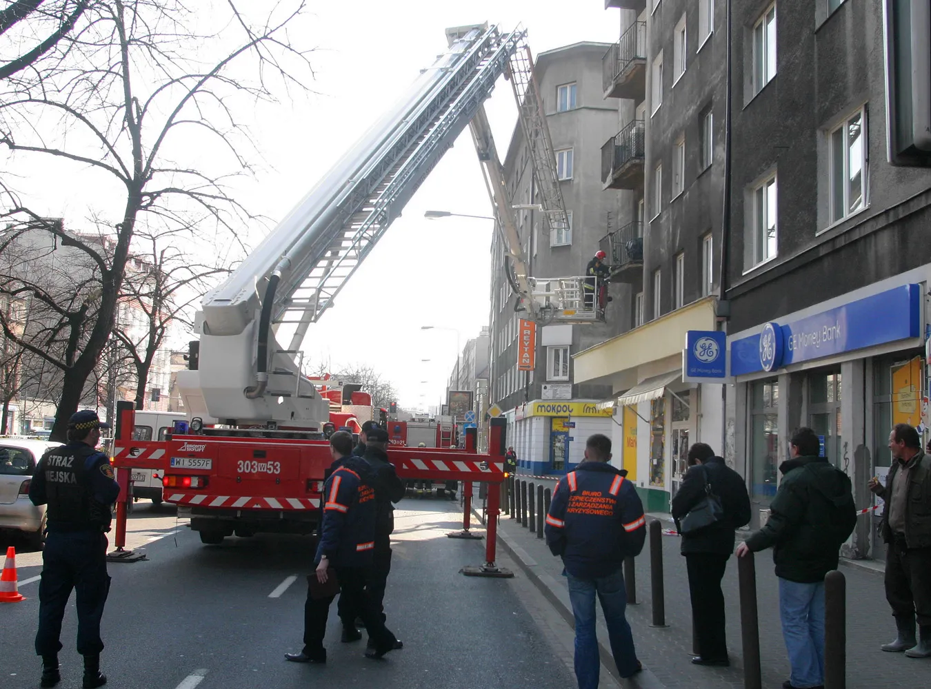 Na Puławskiej balkon spadł na kobietę