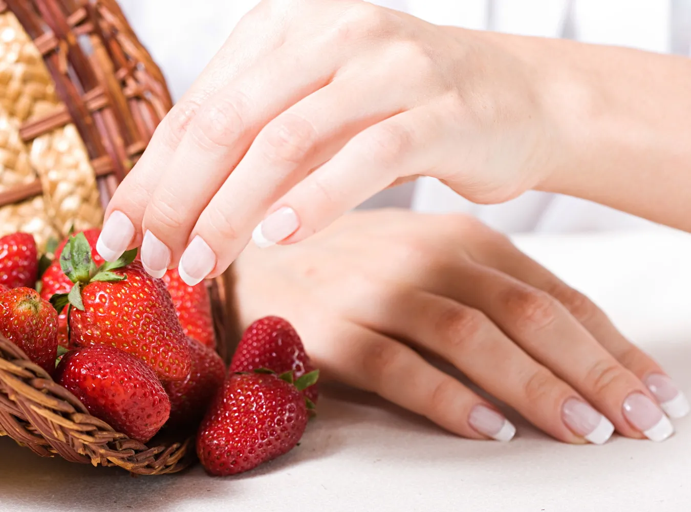 Truskawkowy manicure, mniam!